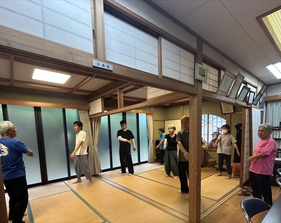 南房総教室で塾生の皆さんが基本の動きを稽古している様子